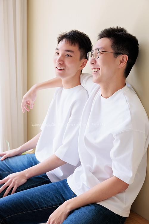 大學畢業是人生旅程的重要里程碑，Kathy媽麻一家選擇用鏡頭，留下一家人最珍貴的陪伴，每一張相片裡，都裝滿了對孩子的愛與祝福，這張是哥哥與弟弟互動的瞬間的紀錄，兄弟倆笑得很開心啊！