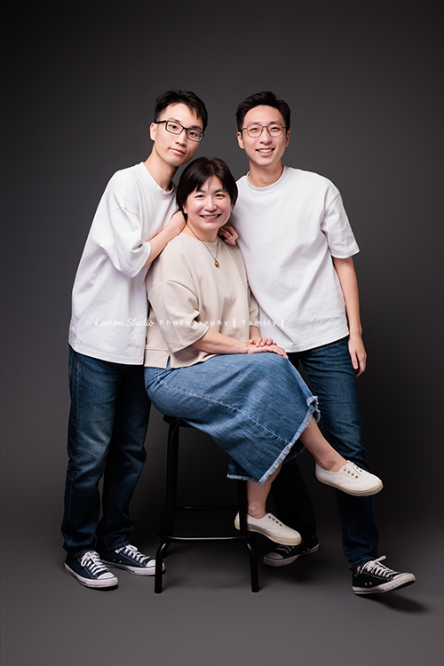 大學畢業是人生旅程的重要里程碑，Kathy媽麻一家選擇用鏡頭，留下一家人最珍貴的陪伴，每一張相片裡，都裝滿了對孩子的愛與祝福，這張是兩個兒子與母親的合照！