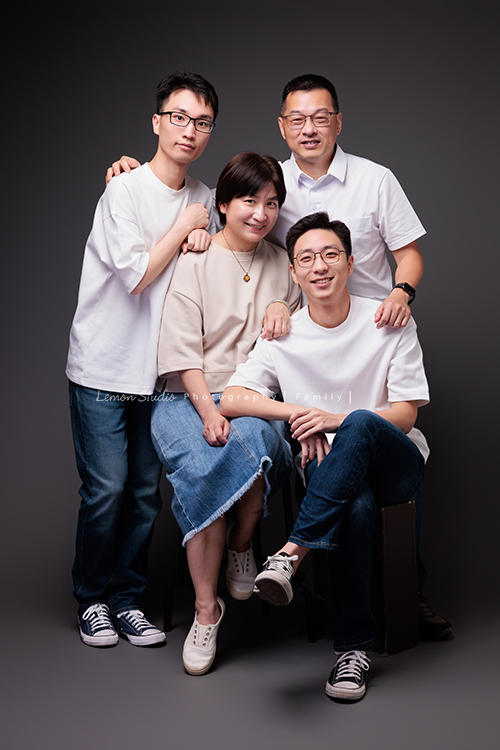大學畢業是人生旅程的重要里程碑，Kathy媽麻一家選擇用鏡頭，留下一家人最珍貴的陪伴，每一張相片裡，都裝滿了對孩子的愛與祝福，這張是一家四口穿著白色上衣與牛仔褲＆裙的全家福！