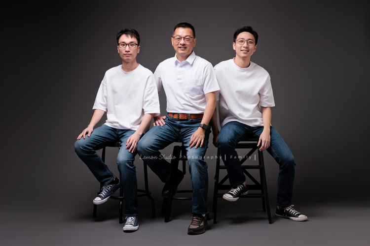 大學畢業是人生旅程的重要里程碑，Kathy媽麻一家選擇用鏡頭，留下一家人最珍貴的陪伴，每一張相片裡，都裝滿了對孩子的愛與祝福，這張是兩個兒子與父親的合照！