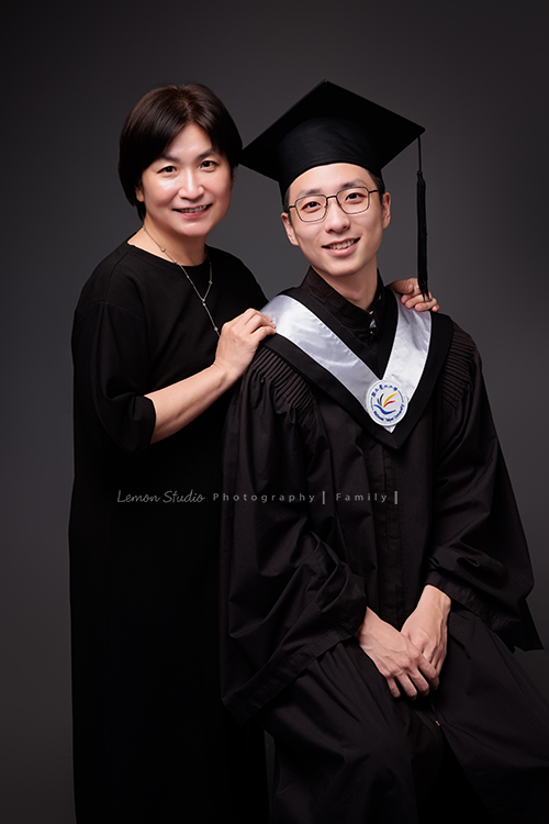大學畢業是人生旅程的重要里程碑，Kathy媽麻一家選擇用鏡頭，留下一家人最珍貴的陪伴，每一張相片裡，都裝滿了對孩子的愛與祝福，這張是媽媽與穿著學士服的孩子的合照！