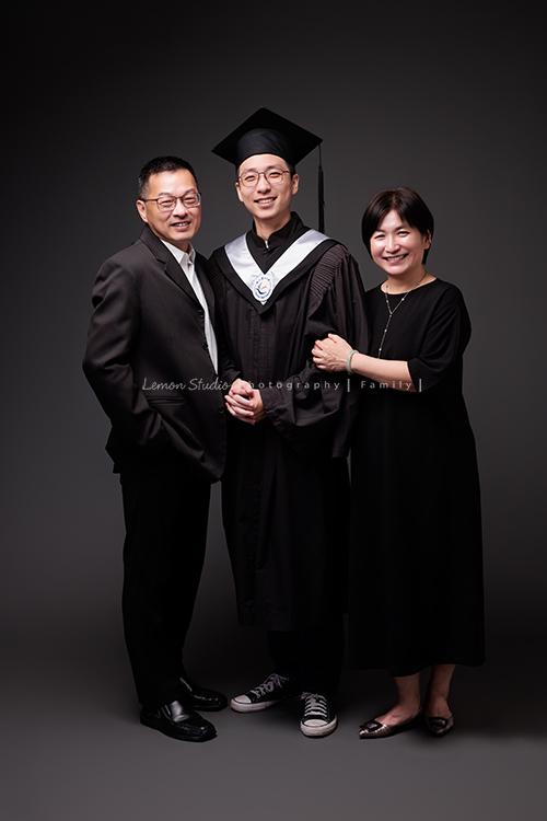 大學畢業是人生旅程的重要里程碑，Kathy媽麻一家選擇用鏡頭，留下一家人最珍貴的陪伴，每一張相片裡，都裝滿了對孩子的愛與祝福，這張是爸爸媽媽與穿著學士服的孩子的合照！