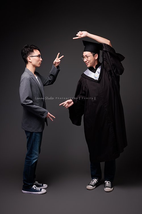 大學畢業是人生旅程的重要里程碑，Kathy媽麻一家選擇用鏡頭，留下一家人最珍貴的陪伴，每一張相片裡，都裝滿了對孩子的愛與祝福，這張是穿著學士服的哥哥與弟弟可愛的互動的紀錄！