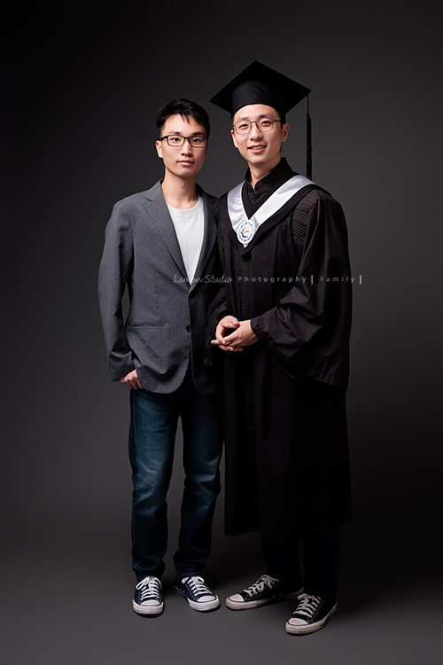 大學畢業是人生旅程的重要里程碑，Kathy媽麻一家選擇用鏡頭，留下一家人最珍貴的陪伴，每一張相片裡，都裝滿了對孩子的愛與祝福，這張是穿著學士服的哥哥與弟弟的合照！