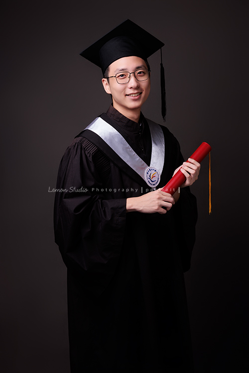 大學畢業是人生旅程的重要里程碑，Kathy媽麻一家選擇用鏡頭，留下一家人最珍貴的陪伴，每一張相片裡，都裝滿了對孩子的愛與祝福，這張是孩子穿著學士服的個人畢業寫真！