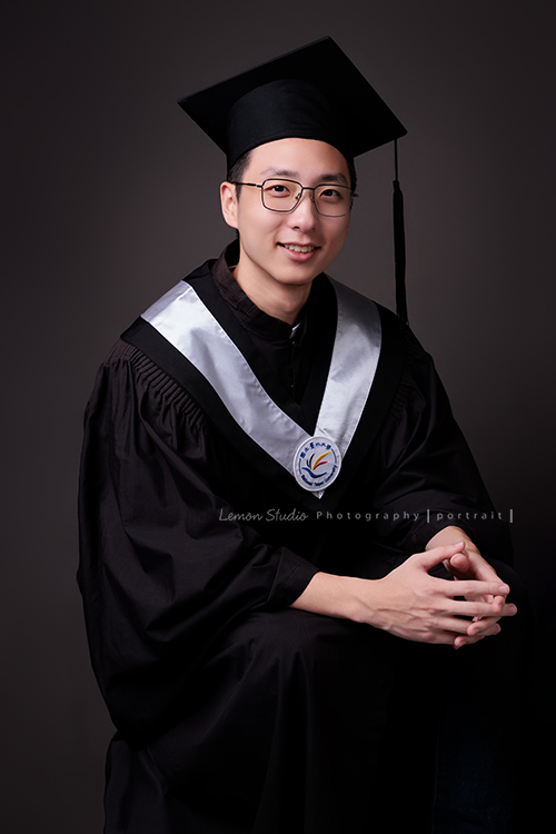 大學畢業是人生旅程的重要里程碑，Kathy媽麻一家選擇用鏡頭，留下一家人最珍貴的陪伴，每一張相片裡，都裝滿了對孩子的愛與祝福，這張是帥氣的孩子穿著學士服的個人畢業寫真！