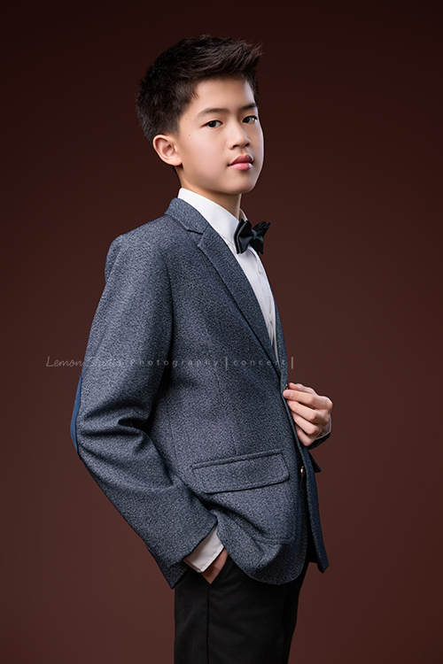 暟與大提琴，一同走進鏡頭，隨著光影與姿態變化，每一個角度，都映出暟不同的氣息與神韻，這張是暟穿上身灰色的西裝外套、側身站著酷酷地看著鏡頭的一張很帥氣的音樂寫真照！