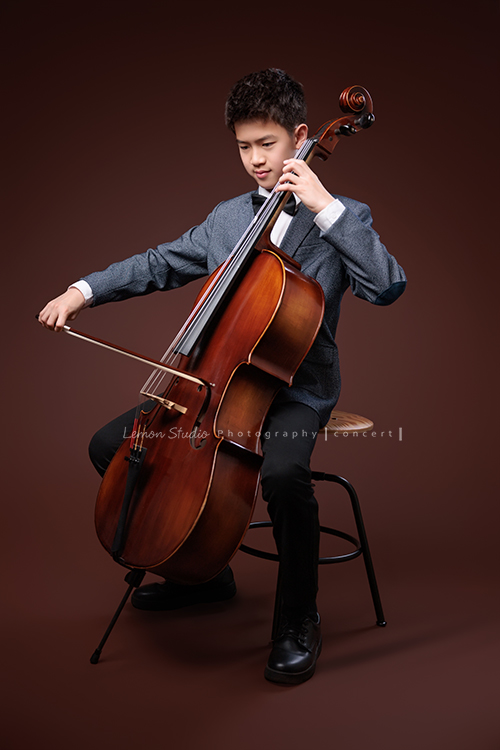 暟與大提琴，一同走進鏡頭，隨著光影與姿態變化，每一個角度，都映出暟不同的氣息與神韻，這張是暟正在拉大提琴的一張很帥氣的音樂寫真照！