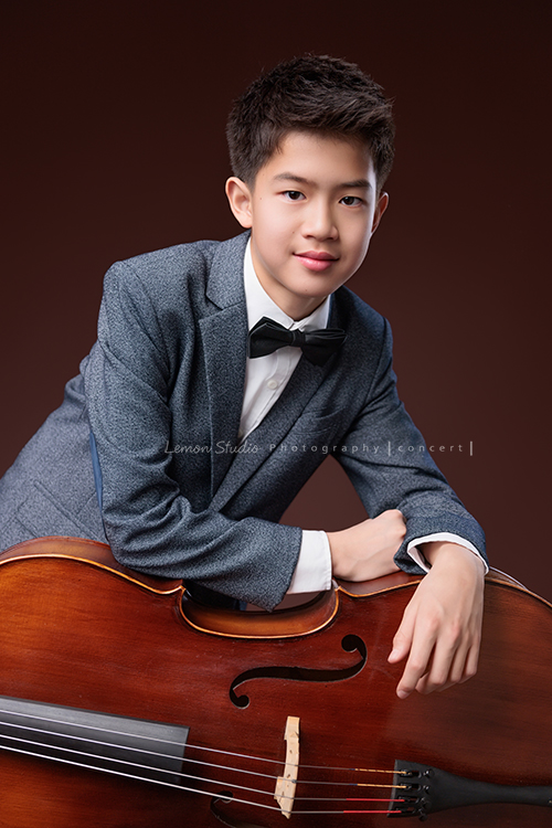 暟與大提琴，一同走進鏡頭，隨著光影與姿態變化，每一個角度，都映出暟不同的氣息與神韻，這張是暟雙手靠在大提琴上，帶著自信與帥氣的眼神看著鏡頭的音樂寫真照！