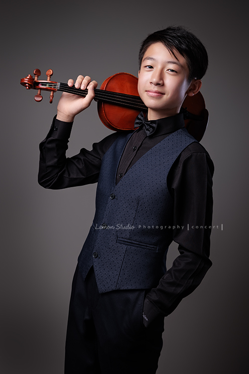 Alston為了音樂會演出，帶著小提琴來拍照，換上襯衫與西裝背心後，整個人一下子成熟了許多，沉穩又帶點小紳士的氣質，這張是Alston站著一手放口袋、一手將提琴扛在肩上、微笑地看著鏡頭的音樂寫真！