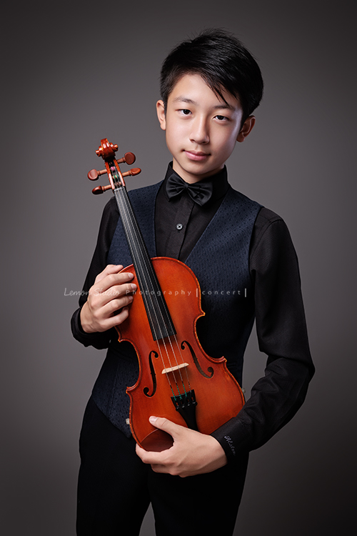 Alston為了音樂會演出，帶著小提琴來拍照，換上襯衫與西裝背心後，整個人一下子成熟了許多，沉穩又帶點小紳士的氣質，這張是Alston站著兩手拿著提琴、酷酷地看著鏡頭的音樂寫真！