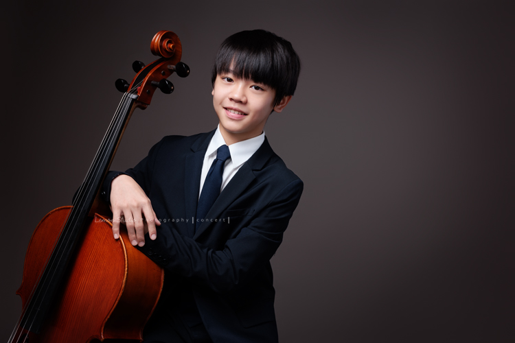 Jimmy帶著大提琴走進棚內,帥氣的笑容搭配大提琴的優雅氣質,格外迷人,拉琴時沉浸在音樂裡的神情,充滿專注與熱愛,所有的努力,都是為了迎接即將到來的音樂會,這張是Jimmy坐著兩手扶在大提琴上、看著鏡頭微笑的大提琴音樂寫真!