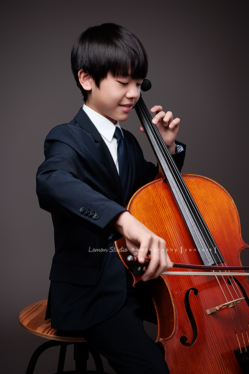 Jimmy帶著大提琴走進棚內,帥氣的笑容搭配大提琴的優雅氣質,格外迷人,拉琴時沉浸在音樂裡的神情,充滿專注與熱愛,所有的努力,都是為了迎接即將到來的音樂會,這張是Jimmy坐著正拉著大提琴的音樂寫真!