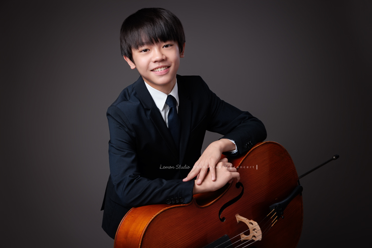 Jimmy帶著大提琴走進棚內,帥氣的笑容搭配大提琴的優雅氣質,格外迷人,拉琴時沉浸在音樂裡的神情,充滿專注與熱愛,所有的努力,都是為了迎接即將到來的音樂會,這張是Jimmy坐著兩手放在大提琴上、看著鏡頭微笑的大提琴音樂寫真!