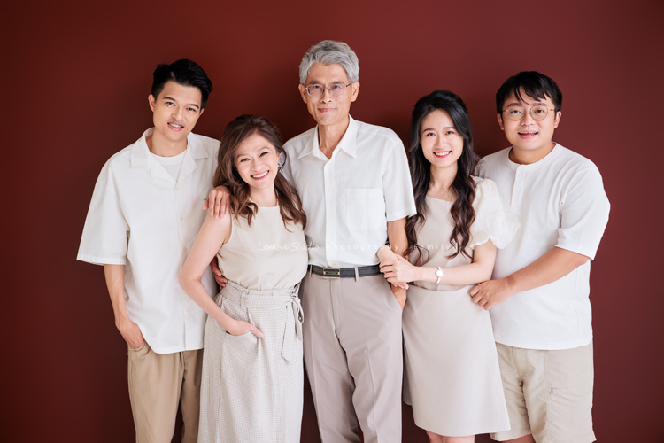 昶毅和太太結婚後，第一件事就是帶著雙方家人一起來拍照，對他們而言，是一場非常有意義的影像紀念，這一天拍下了各種珍貴的組合，這張是昶毅和太太和女方家庭的全家福合照！