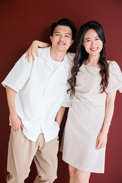 昶毅和太太結婚後，第一件事就是帶著雙方家人一起來拍照，對他們而言，是一場非常有意義的影像紀念，這一天拍下了各種珍貴的組合，這張是太太和弟弟兩人的合照！