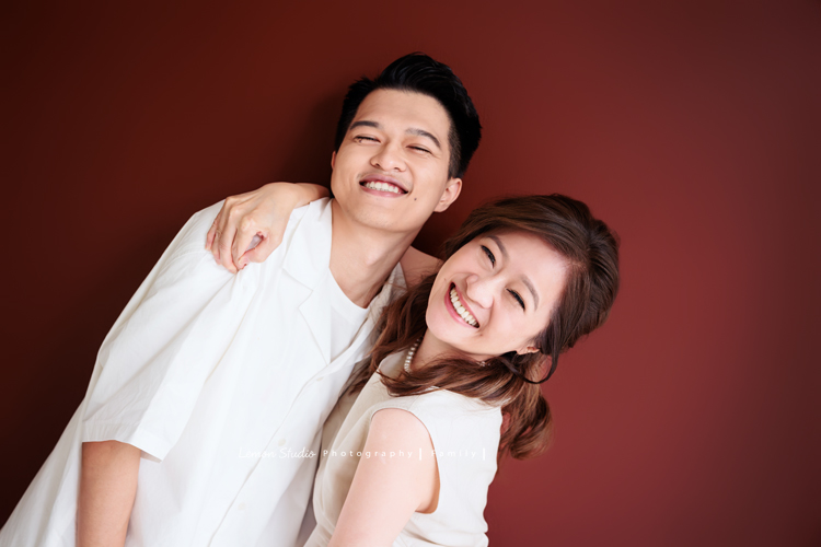 昶毅和太太結婚後，第一件事就是帶著雙方家人一起來拍照，對他們而言，是一場非常有意義的影像紀念，這一天拍下了各種珍貴的組合，這張是媽媽和兒子兩人很俏皮的合照！