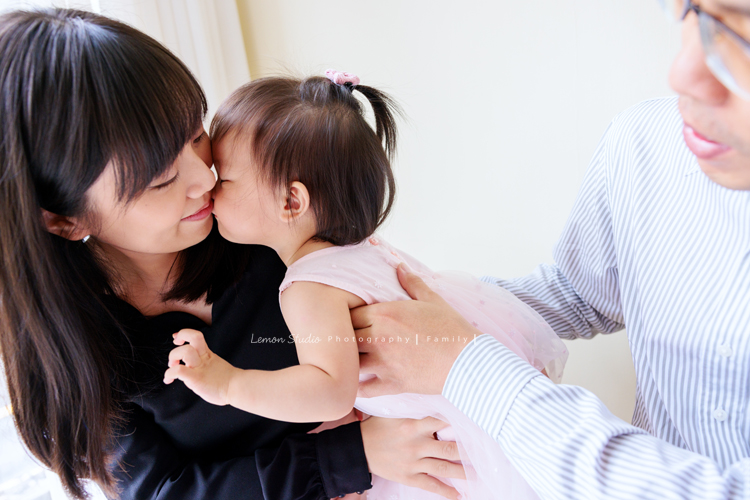 昶毅和太太結婚後，第一件事就是帶著雙方家人一起來拍照，對他們而言，是一場非常有意義的影像紀念，這一天拍下了各種珍貴的組合，這張是小女孩和媽媽及爸拔的可愛互動紀錄！