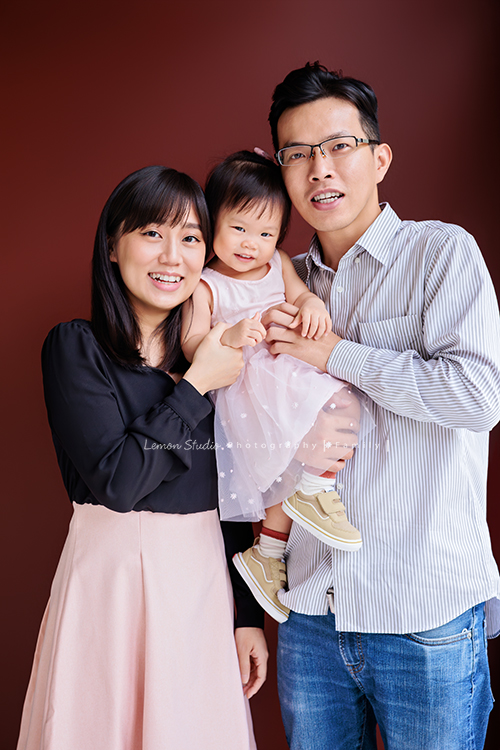 昶毅和太太結婚後，第一件事就是帶著雙方家人一起來拍照，對他們而言，是一場非常有意義的影像紀念，這一天拍下了各種珍貴的組合，這張是昶毅的妹妹一家的全家福合照！