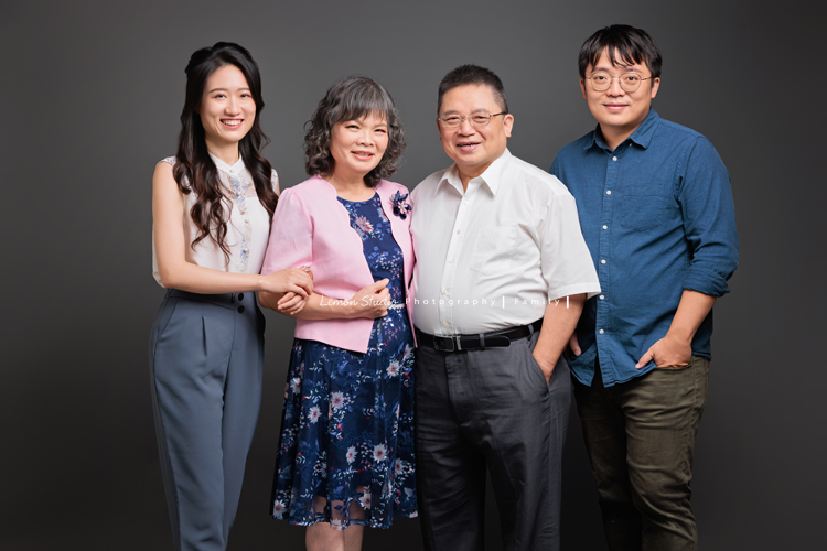 昶毅和太太結婚後，第一件事就是帶著雙方家人一起來拍照，對他們而言，是一場非常有意義的影像紀念，這一天拍下了各種珍貴的組合，這張是昶毅和太太和爸爸媽媽的全家福合照！