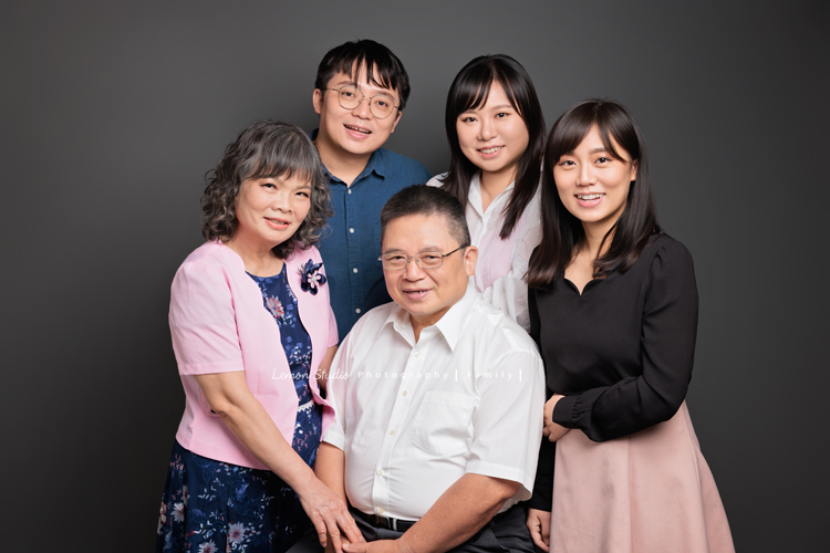 昶毅和太太結婚後，第一件事就是帶著雙方家人一起來拍照，對他們而言，是一場非常有意義的影像紀念，這一天拍下了各種珍貴的組合，這張是昶毅和原生家庭的全家福合照！