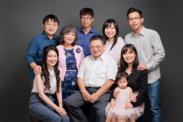 昶毅和太太結婚後，第一件事就是帶著雙方家人一起來拍照，對他們而言，是一場非常有意義的影像紀念，這一天拍下了各種珍貴的組合，這張是昶毅和太太和男方家庭所有人的全家福合照！