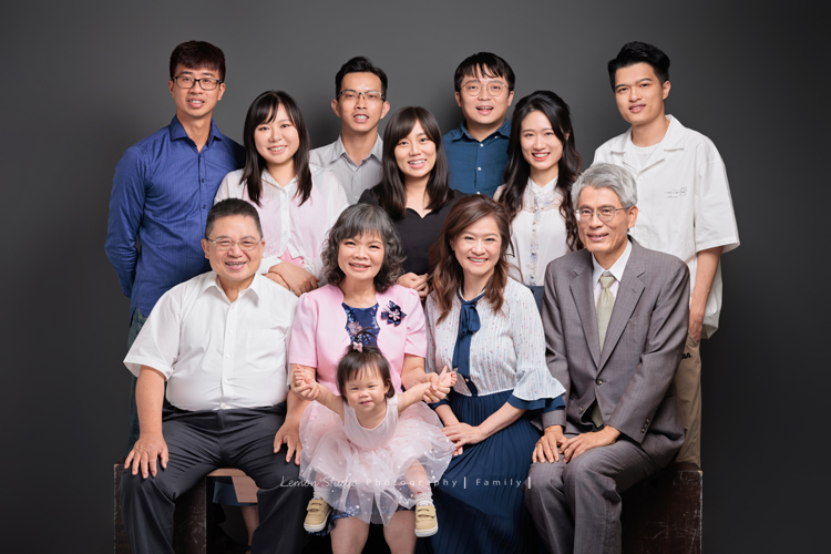 昶毅和太太結婚後，第一件事就是帶著雙方家人一起來拍照，對他們而言，是一場非常有意義的影像紀念，這一天拍下了各種珍貴的組合，這張是昶毅和太太和男女雙方家庭所有人的全家福合照！