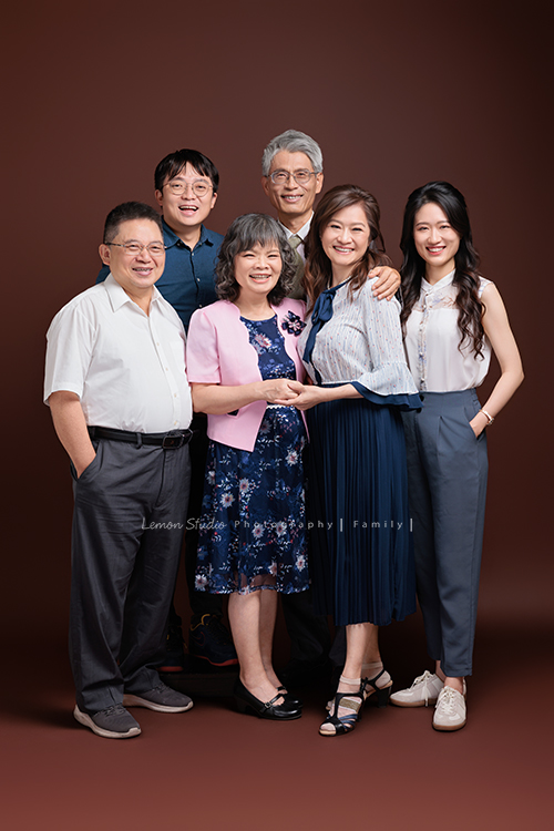 昶毅和太太結婚後，第一件事就是帶著雙方家人一起來拍照，對他們而言，是一場非常有意義的影像紀念，這一天拍下了各種珍貴的組合，這張是昶毅和太太和雙方父母的合照全家福！