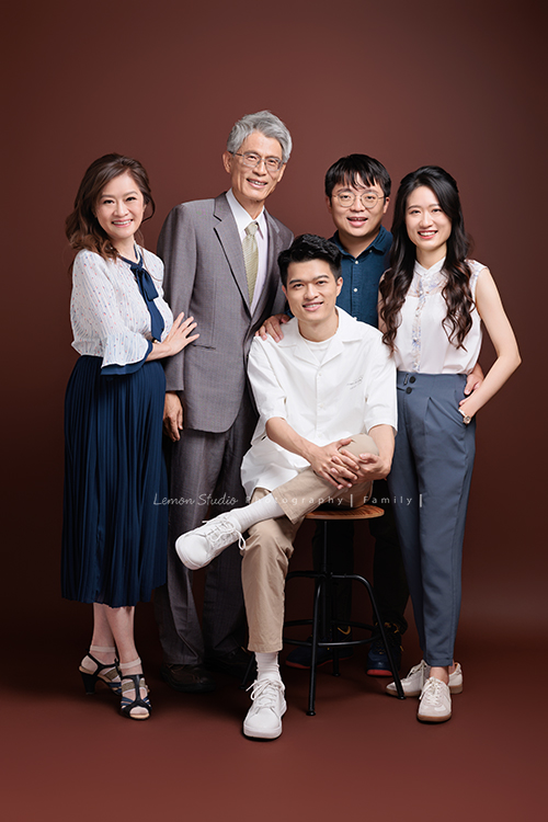 昶毅和太太結婚後，第一件事就是帶著雙方家人一起來拍照，對他們而言，是一場非常有意義的影像紀念，這一天拍下了各種珍貴的組合，這張是昶毅和太太和女方家庭的全家福合照！