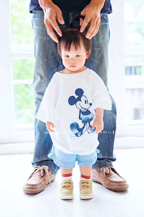 昶毅和太太結婚後，第一件事就是帶著雙方家人一起來拍照，對他們而言，是一場非常有意義的影像紀念，這一天拍下了各種珍貴的組合，這張是家裡的小孫女的個人兒童寫真獨照，小女孩瞪著鏡頭看的樣子好可愛！