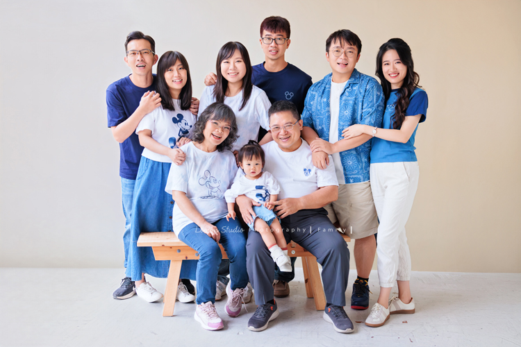 昶毅和太太結婚後，第一件事就是帶著雙方家人一起來拍照，對他們而言，是一場非常有意義的影像紀念，這一天拍下了各種珍貴的組合，這張是昶毅和太太和男方家庭所有人的全家福合照！