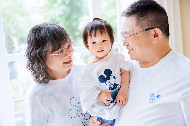 昶毅和太太結婚後，第一件事就是帶著雙方家人一起來拍照，對他們而言，是一場非常有意義的影像紀念，這一天拍下了各種珍貴的組合，這張是爺爺奶奶和小孫女的合照！