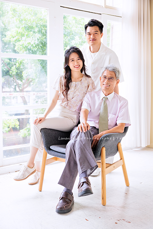 昶毅和太太結婚後，第一件事就是帶著雙方家人一起來拍照，對他們而言，是一場非常有意義的影像紀念，這一天拍下了各種珍貴的組合，這張是太太的弟弟和爸爸媽媽的全家福合照！