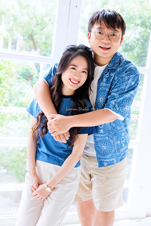 昶毅和太太結婚後，第一件事就是帶著雙方家人一起來拍照，對他們而言，是一場非常有意義的影像紀念，這一天拍下了各種珍貴的組合，這張是昶毅和太太兩人甜蜜的合照！