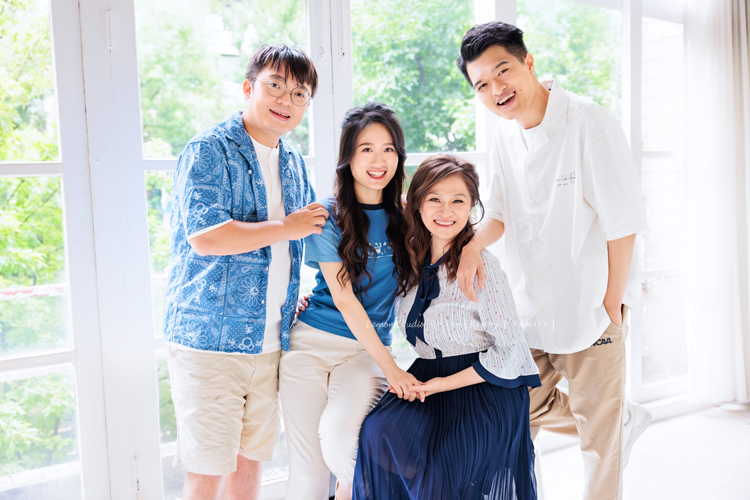 昶毅和太太結婚後，第一件事就是帶著雙方家人一起來拍照，對他們而言，是一場非常有意義的影像紀念，這一天拍下了各種珍貴的組合，這張是昶毅和太太和岳母及小叔的全家福合照！