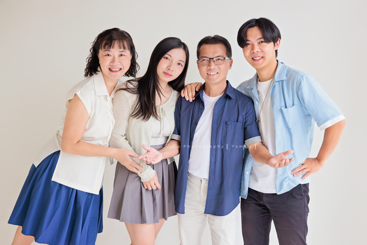 璧瑩和兄弟姊妹帶著伯父伯母一起來拍照，三代同堂的畫面好熱鬧也好溫暖，爺爺奶奶看著兒女與子孫，那份滿足與喜悅，靜靜寫在微笑裡，這張是哥哥一家穿著休閒服的另一張全家福寫真合照！