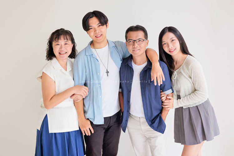 璧瑩和兄弟姊妹帶著伯父伯母一起來拍照，三代同堂的畫面好熱鬧也好溫暖，爺爺奶奶看著兒女與子孫，那份滿足與喜悅，靜靜寫在微笑裡，這張是哥哥一家穿著休閒服的全家福寫真合照！