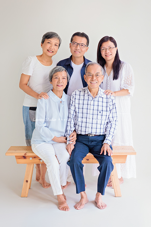 璧瑩和兄弟姊妹帶著伯父伯母一起來拍照，三代同堂的畫面好熱鬧也好溫暖，爺爺奶奶看著兒女與子孫，那份滿足與喜悅，靜靜寫在微笑裡，這張是伯父伯母和三位子女的合照！很日式的感覺的一張全家福寫真！
