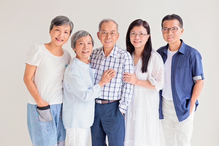 璧瑩和兄弟姊妹帶著伯父伯母一起來拍照，三代同堂的畫面好熱鬧也好溫暖，爺爺奶奶看著兒女與子孫，那份滿足與喜悅，靜靜寫在微笑裡，這張是伯父伯母和三位子女的合照！