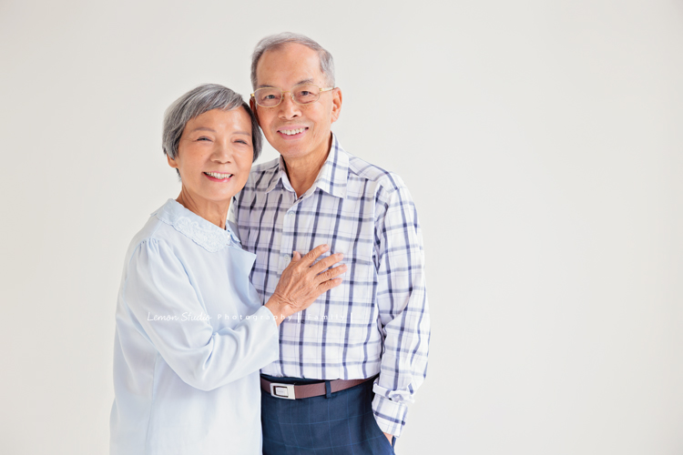 璧瑩和兄弟姊妹帶著伯父伯母一起來拍照，三代同堂的畫面好熱鬧也好溫暖，爺爺奶奶看著兒女與子孫，那份滿足與喜悅，靜靜寫在微笑裡，這張是伯父伯母兩人的夫婦寫真合照，牽手一輩子，兩人的合照拍起來很溫暖及美麗！