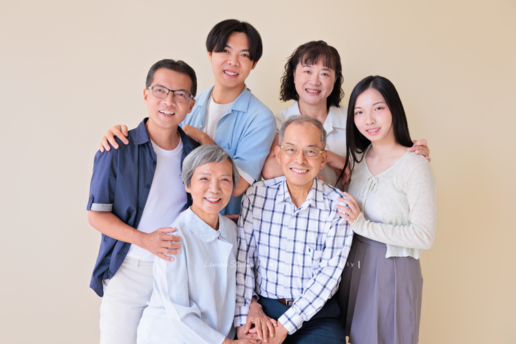璧瑩和兄弟姊妹帶著伯父伯母一起來拍照，三代同堂的畫面好熱鬧也好溫暖，爺爺奶奶看著兒女與子孫，那份滿足與喜悅，靜靜寫在微笑裡，這張是哥哥一家和伯父伯母的全家福寫真合照！