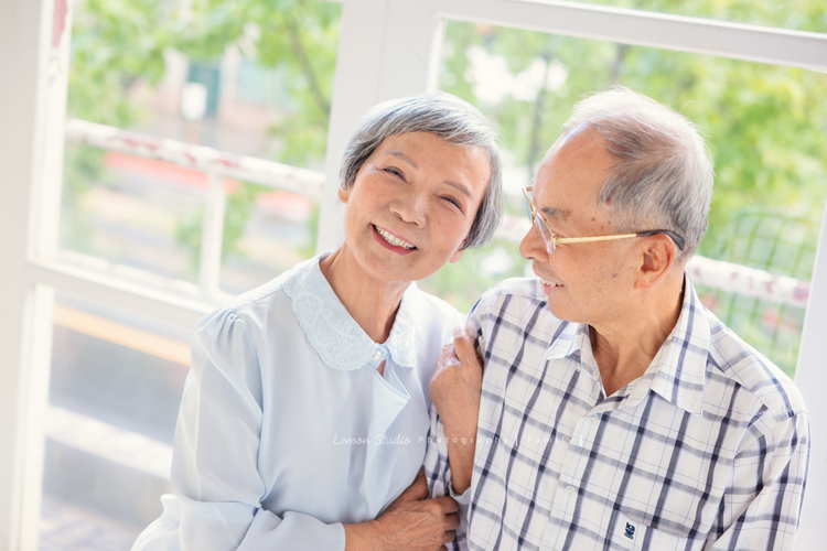 璧瑩和兄弟姊妹帶著伯父伯母一起來拍照，三代同堂的畫面好熱鬧也好溫暖，爺爺奶奶看著兒女與子孫，那份滿足與喜悅，靜靜寫在微笑裡，這張是伯父伯母兩人的夫婦寫真，伯父正轉頭看著笑得很幸福的伯母，牽手一輩子，兩人的合照拍起來很溫暖及美麗！