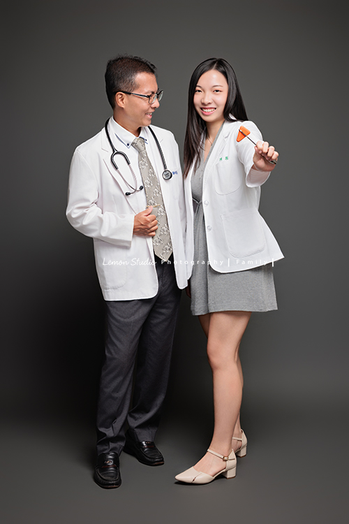 璧瑩和兄弟姊妹帶著伯父伯母一起來拍照，三代同堂的畫面好熱鬧也好溫暖，爺爺奶奶看著兒女與子孫，那份滿足與喜悅，靜靜寫在微笑裡，這張是哥哥及其女兒兩位穿上醫師袍的合照！女兒手上拿著工具、爸爸看著女兒笑得很開心！