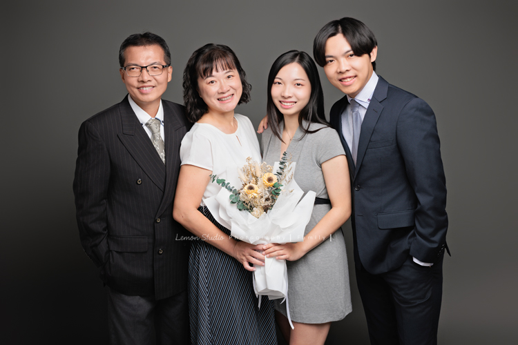 璧瑩和兄弟姊妹帶著伯父伯母一起來拍照，三代同堂的畫面好熱鬧也好溫暖，爺爺奶奶看著兒女與子孫，那份滿足與喜悅，靜靜寫在微笑裡，這張是哥哥一家的全家福寫真合照！