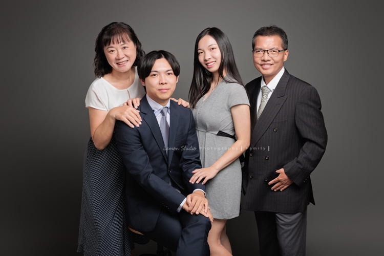 璧瑩和兄弟姊妹帶著伯父伯母一起來拍照，三代同堂的畫面好熱鬧也好溫暖，爺爺奶奶看著兒女與子孫，那份滿足與喜悅，靜靜寫在微笑裡，這張是哥哥一家的全家福合照！