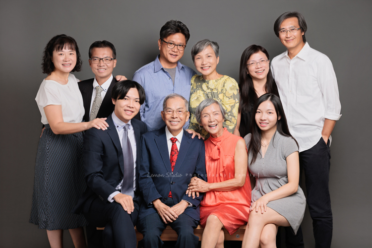 璧瑩和兄弟姊妹帶著伯父伯母一起來拍照，三代同堂的畫面好熱鬧也好溫暖，爺爺奶奶看著兒女與子孫，那份滿足與喜悅，靜靜寫在微笑裡，這張是三代同堂大家穿著正式服裝的全家福寫真照！