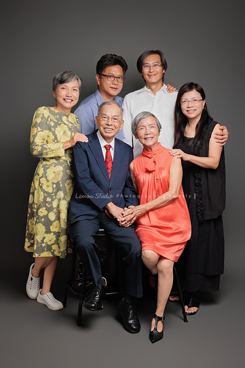 璧瑩和兄弟姊妹帶著伯父伯母一起來拍照，三代同堂的畫面好熱鬧也好溫暖，爺爺奶奶看著兒女與子孫，那份滿足與喜悅，靜靜寫在微笑裡，這張是伯父伯母和兩位女兒及其先生的全家福合照！