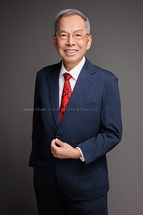 璧瑩和兄弟姊妹帶著伯父伯母一起來拍照，三代同堂的畫面好熱鬧也好溫暖，爺爺奶奶看著兒女與子孫，那份滿足與喜悅，靜靜寫在微笑裡，這張是伯父個人的寫真照，八十多歲的伯父笑起來仍很帥氣啊！