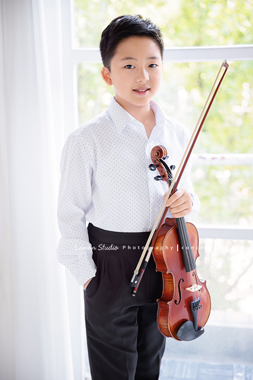 瑞帶著中提琴來拍音樂會寫真，和同學們一起為即將到來的演出努力準備著，穿上白襯衫的瑞，在鏡頭前顯得特別帥氣、沉穩，這張是瑞一手拿著中提琴和弓，一手放在口袋裡，看著鏡頭微笑的一張帥氣的音樂會寫真照！