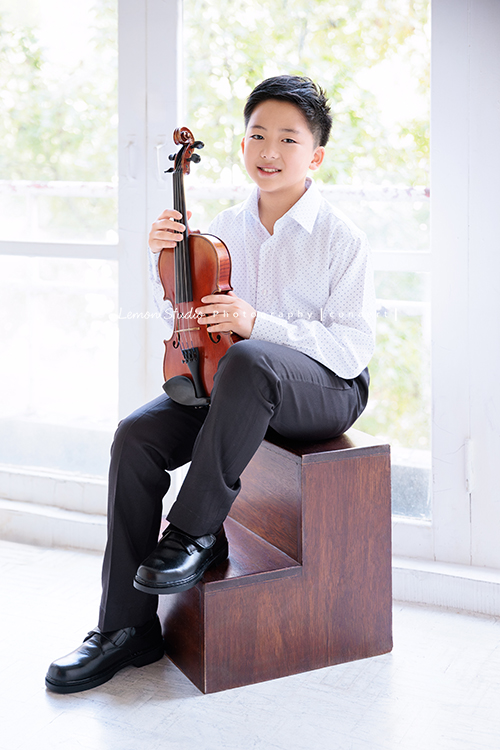 瑞帶著中提琴來拍音樂會寫真，和同學們一起為即將到來的演出努力準備著，穿上白襯衫的瑞，在鏡頭前顯得特別帥氣、沉穩，這張是瑞兩手扶著中提琴坐在階梯上，看著鏡頭微笑的一張帥氣的音樂會寫真照！